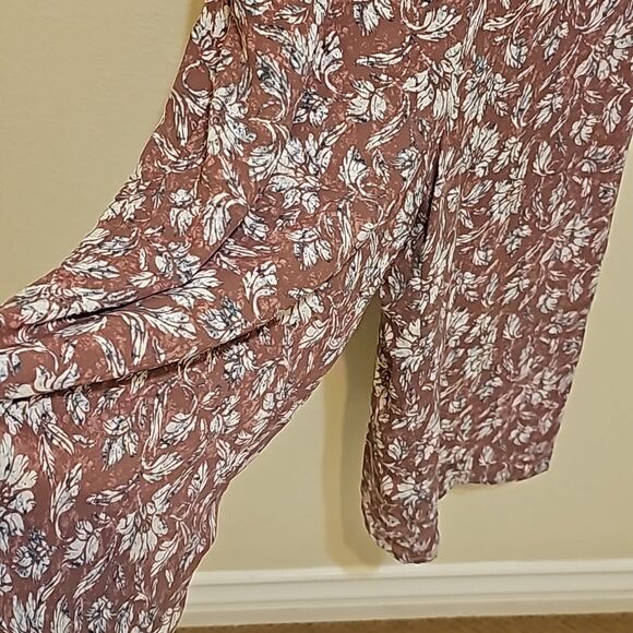 Cupcakes and cashmere wideleg floral romper size small. - Picture 5 of 12
